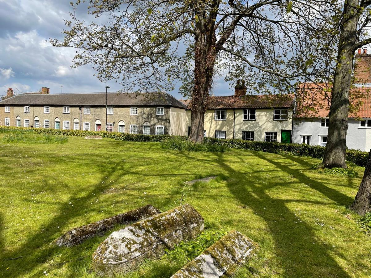 Charming Town Centre Character Cottage With Parking Stowmarket Esterno foto
